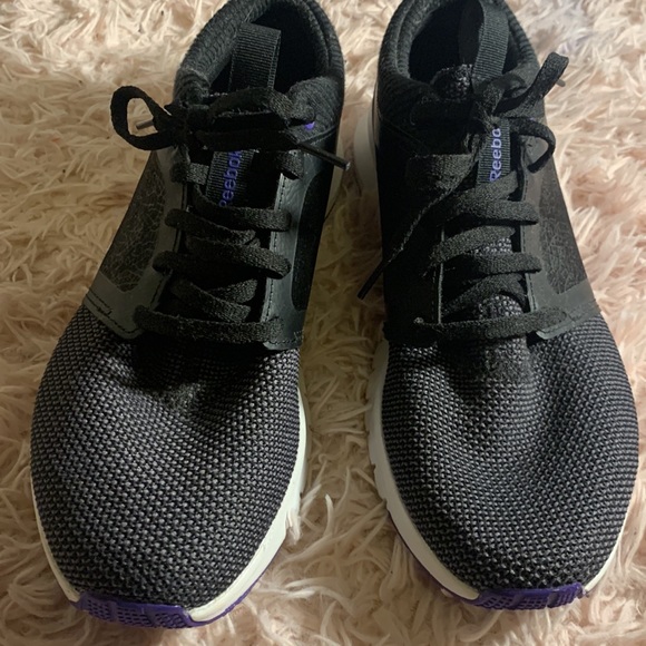 black and purple Reebok worn once a little dusty - Picture 2 of 3